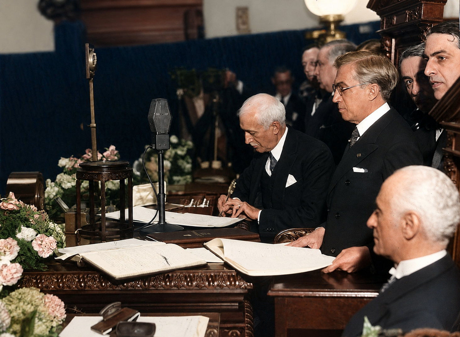 Presidente da Assembleia Constituinte assina a Constituição de 1934