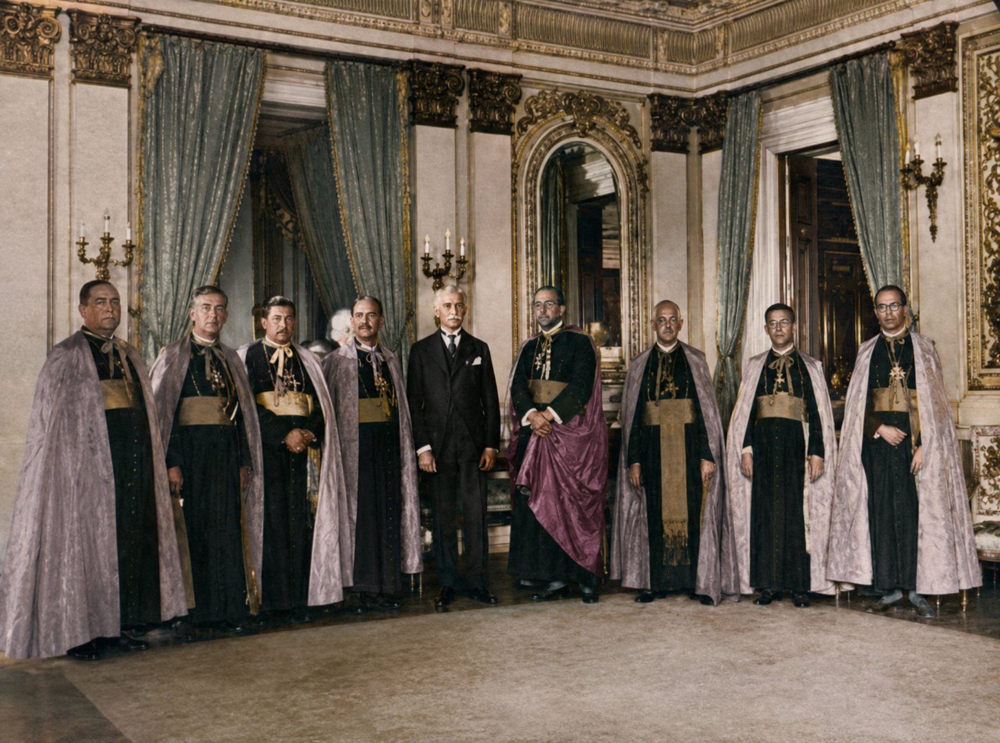 Recebendo os bispos no palácio após a posse
