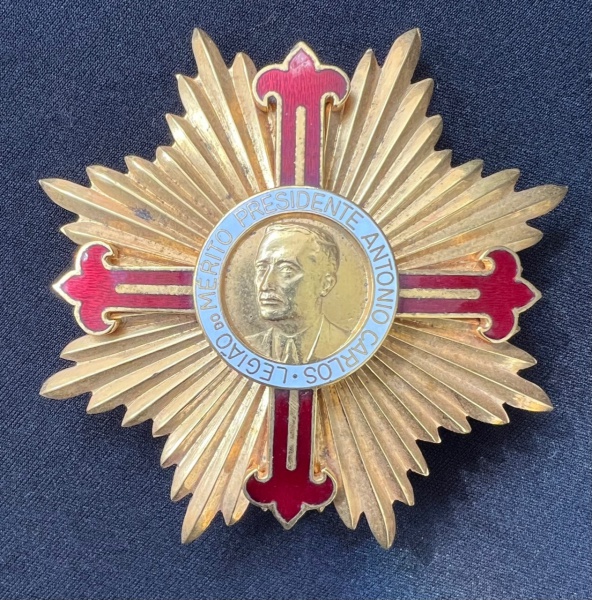 Broche Legião do Mérito — Presidente Antônio Carlos, Instituto Internacional de Heráldica e Genealogia